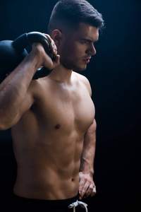 黑暗 举重 男人 肌肉 活动 运动员 力量 运动型 壶铃