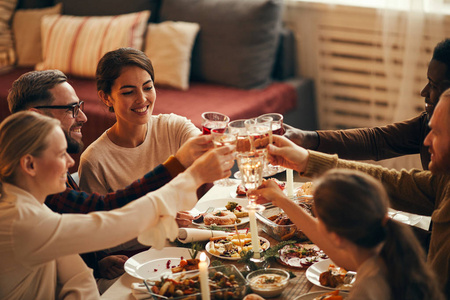 食物 微笑 友谊 假日 团结 饮酒 在室内 吃饭 晚餐 香槟