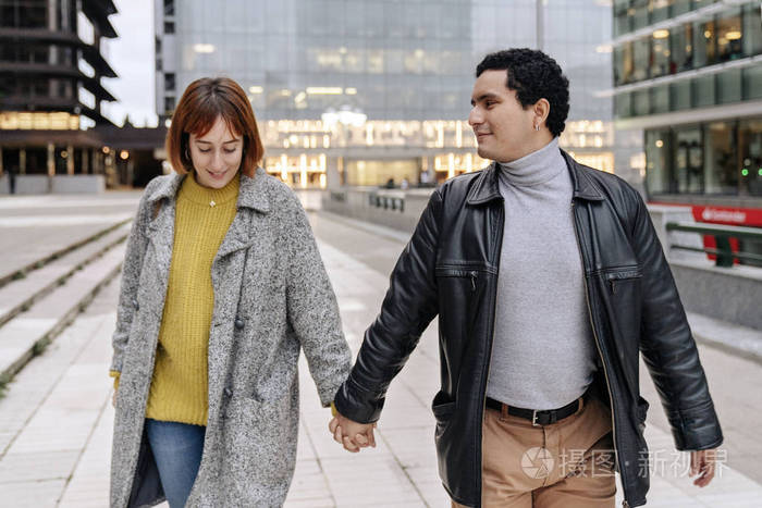 一对快乐的情侣在马德里一起散步