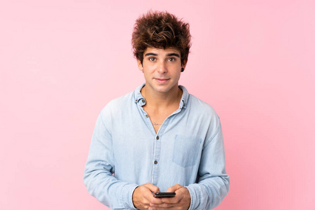 谈话 沟通 演播室 时尚 男人 手机 技术 西班牙裔 粉红色
