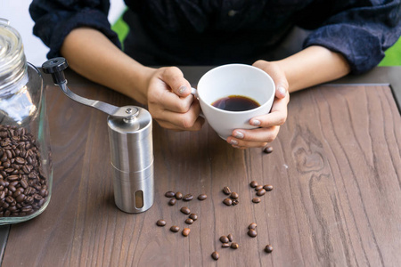 女人手里拿着一杯白咖啡