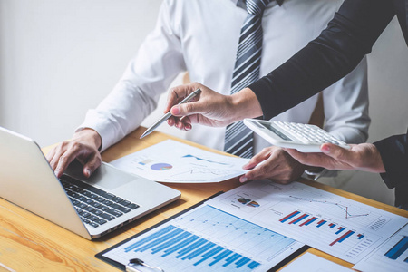 海岸行政管理专业的行政管理和商业同事团队工作和分析照片