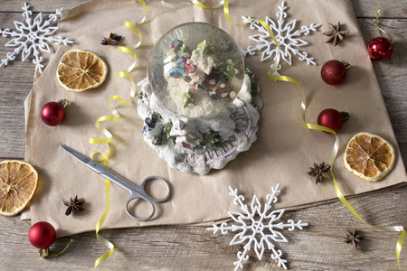 纸张 冷杉 雪球 木材 文化 雪花 季节 剪刀 庆祝 桌子