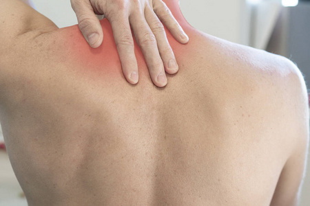 男人有脖子痛,肩膀痛照片