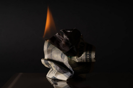 卡通炸弹与美元符号金钱火简单的黑线矢量图标燃烧美元关闭在黑色上的