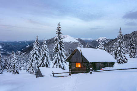 雪山木屋冬季奇景图片