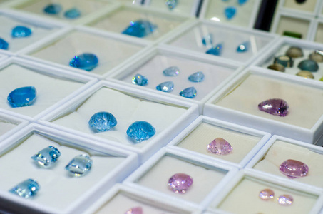镶嵌坦桑岩和镶嵌面紫晶宝石在珠宝店出售。