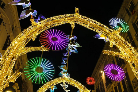 安达卢西亚马拉加市街头的灯饰和圣诞装饰品