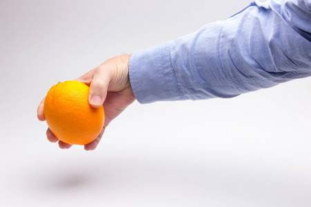 果汁生态学一个成年人手中的橙子,正在准备果汁照片