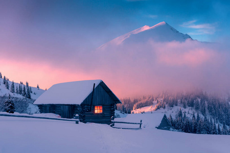 雪山木屋冬季奇景