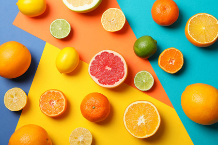 多汁的柑橘类水果在五彩缤纷的背景上，俯视图