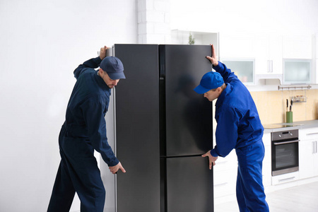 装运 冷冻室 器具 服务 成人 制服 运送 信使 寒冷的