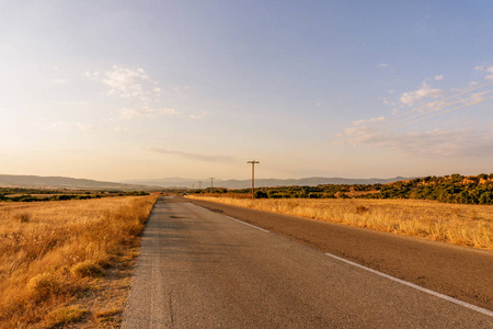 希腊的道路和黄色田野
