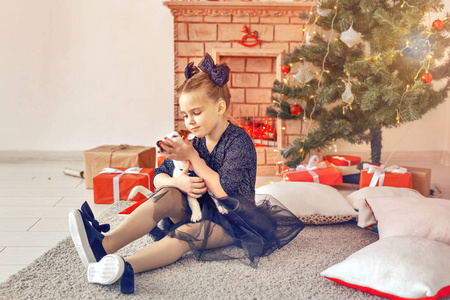 假日和童年概念小快乐可爱的小女孩和小狗与圣诞礼物肖像