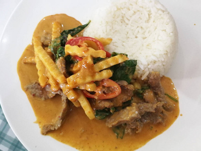 Red curry beef with rice 