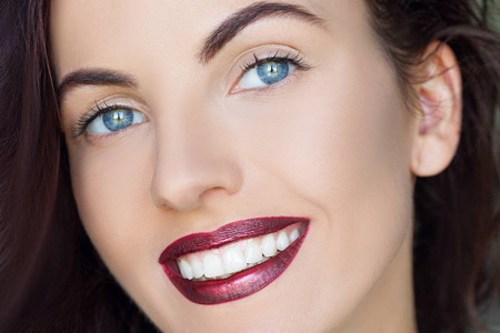 红唇白牙美女微笑模特.青春与护肤理念.水疗和健康.化妆,长发.闭合.