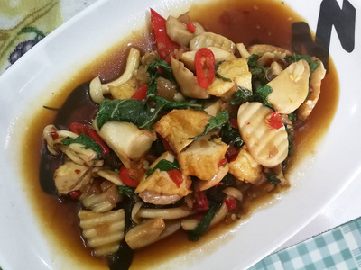 Stir fried spicy mixed mushroom with basil 