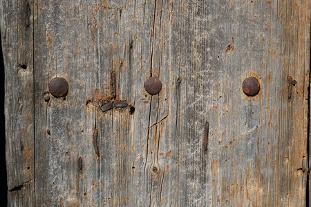 有钉子的旧木门的细节图片