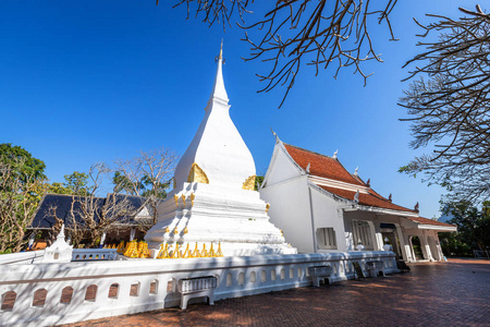 著名的白塔是一座佛教寺院