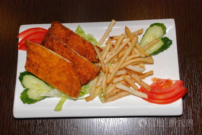 炸鸡柳配炸薯条和新鲜蔬菜