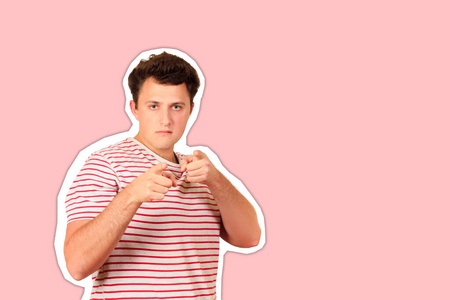 微笑的英俊年轻人用手指对着镜头的特写肖像.商业成功理念.