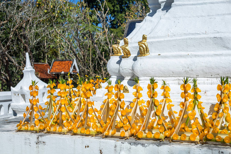 著名的白塔是一座佛教寺院