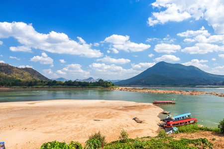 湄公河和停在港口的船的河边景色，