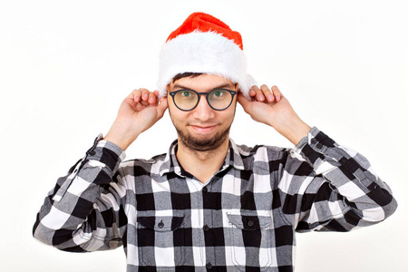 节日和礼物概念白色背景上戴圣诞帽的搞笑情感男人