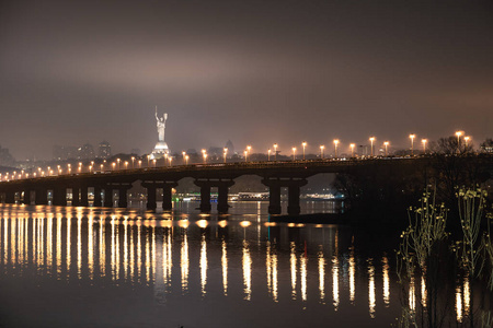 夜桥。夜景。基辅巴顿大桥。