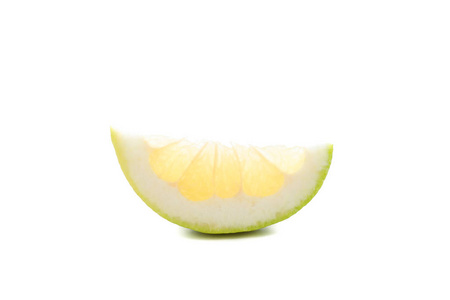 白色背景下分离的多汁成熟柚子片