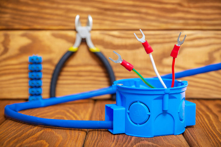 电气安装过程中使用的蓝色电缆接线盒