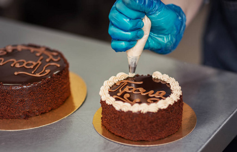 糖果商用糖霜和奶油做巧克力蛋糕