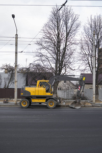 黄色挖掘机站在一条马路上，工地上的一条马路上。重工业。修路。