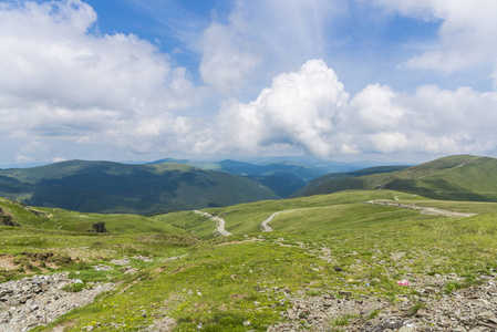 草地 徒步旅行 森林 美丽的 天空 自然 山谷 夏天 岩石