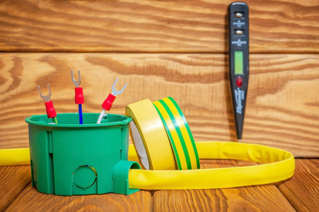 电气安装过程中使用的带电缆电线的电气接线盒
