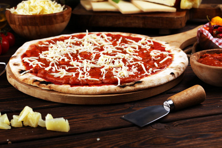 比萨配西红柿，马苏里拉奶酪，罗勒。美味的意大利菜