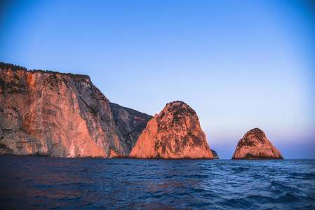 美丽的 岩石 海岸线 海岸 海洋 天空 房子 自然 夏天