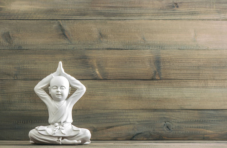 坐佛和尚木背景禅定照片