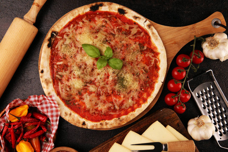 比萨配西红柿，马苏里拉奶酪，罗勒。美味的意大利菜