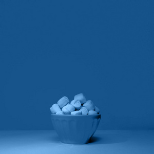 一碗棉花糖经典蓝色背景的一碗棉花糖照片