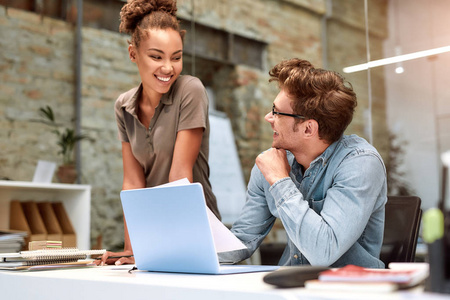 保持忙碌努力工作保持积极.