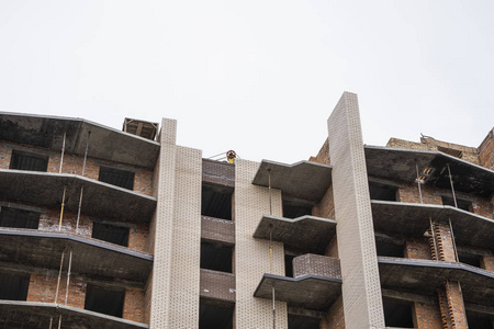 在建建筑和施工现场。建筑工地顶着阴天。