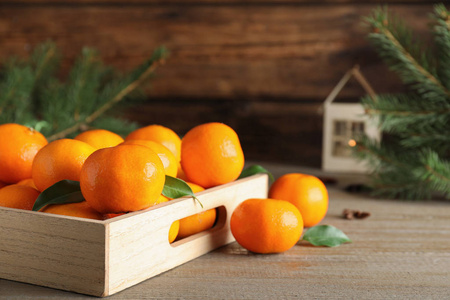木桌上摆着美味的新鲜橘子。圣诞节庆典