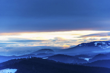 风景 日出 傍晚 太阳 森林 阳光 小山 徒步旅行 早晨