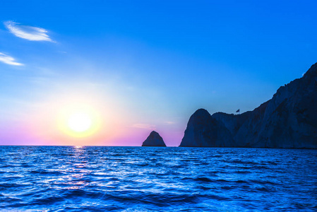海岸 夏天 日落 旅游业 假期 美丽的 黄昏 海滩 岩石