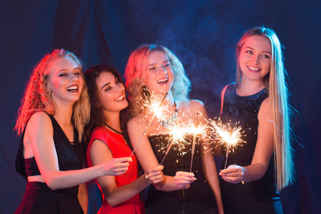 生日派对，新年和假期概念一群女性朋友手持火花庆祝
