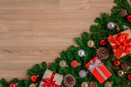 木板装饰圣诞冷杉树