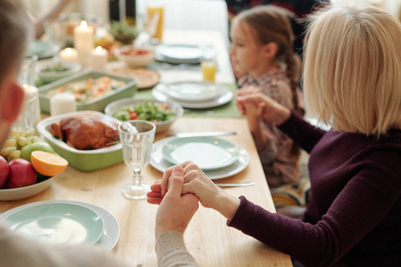 家庭 享受 感恩节 起源 微笑 祖母 吃饭 孙子 在室内