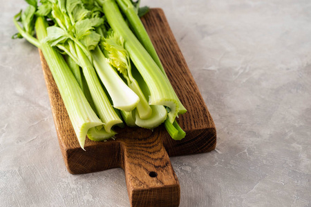 芹菜。新鲜有机绿色芹菜的叶子和茎靠近。健康饮食，素食，饮食，节食理念。