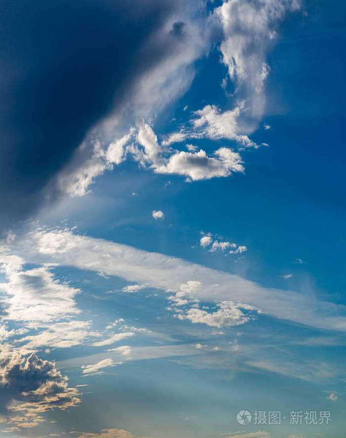 蓝天映衬下的奇幻云彩全景